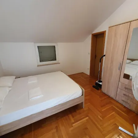 Apartment 8 Sutivan